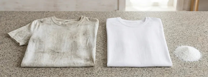 Camiseta branca encardida ao lado de uma camiseta branca limpa