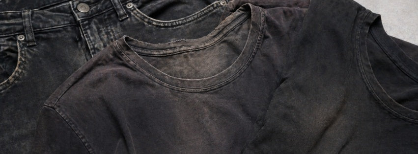 O erro que faz roupa preta desbotar na lavagem (e como evitar)