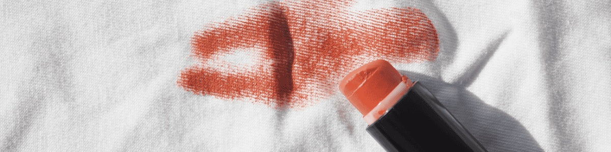 Como tirar manchas de maquiagem da roupa? Saiba agora!