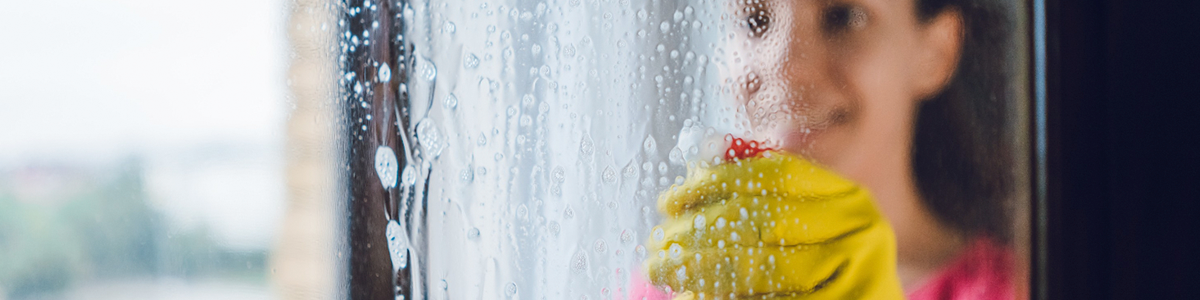 COMO LIMPAR VIDRO SEM DEIXAR MANCHAS? CONFIRA 5 DICAS!
