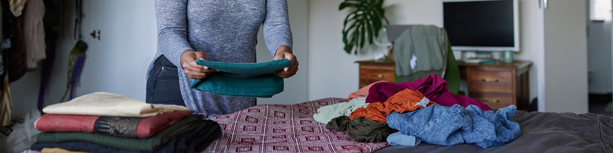 COMO DOBRAR ROUPAS COM EFICIÊNCIA? VEJA 4 DICAS